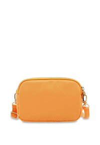 Borsa a tracolla arancione in nylon di forma rettangolare, con chiusura a zip e hardware color oro. Caratterizzata da una tracolla regolabile e una texture liscia.