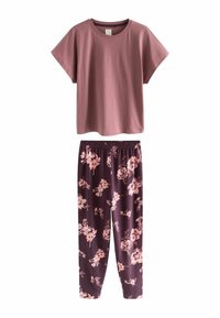 Tvådelad loungedräkt som består av en ljusrosa kortärmad topp och mörklila byxor med ett rosa blommönster.
