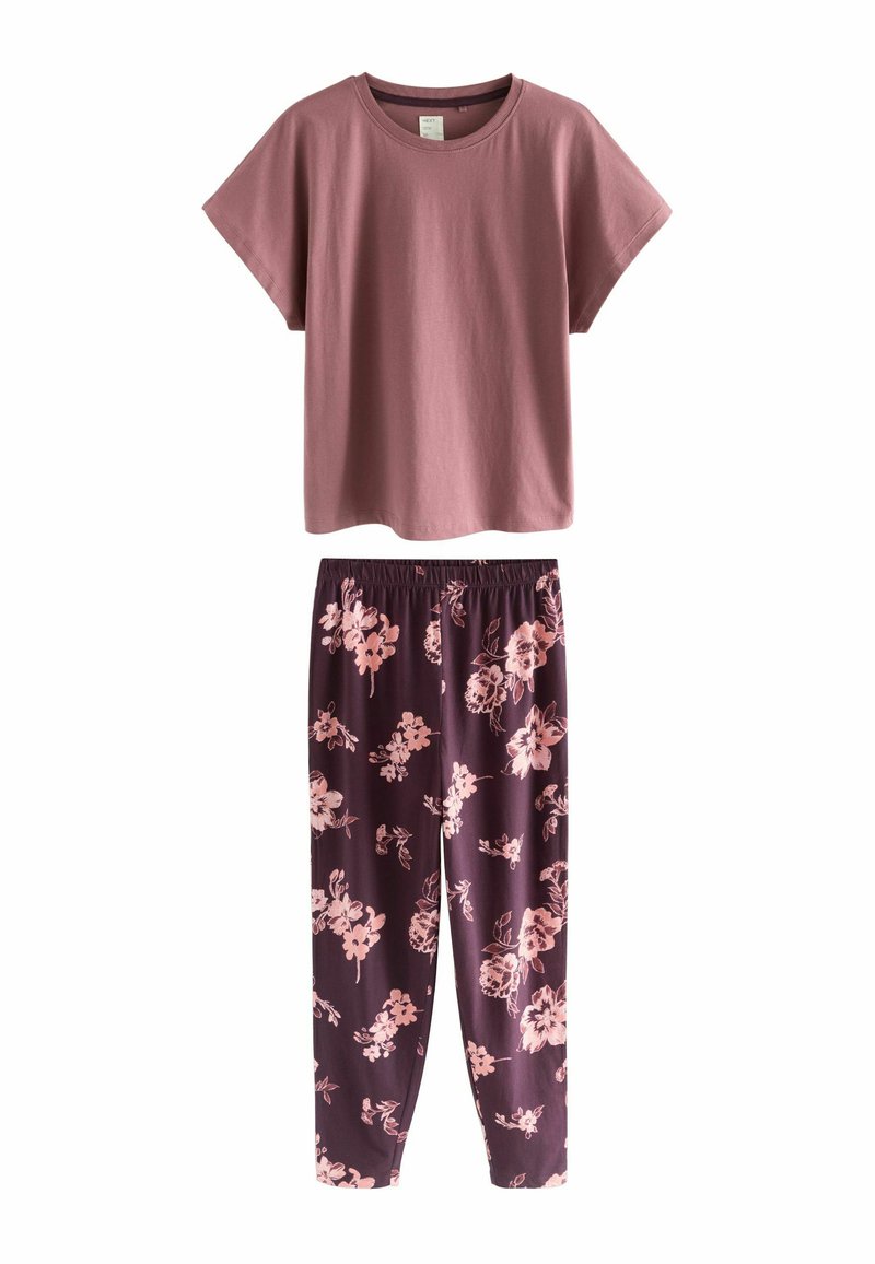 Tvådelad loungedräkt som består av en ljusrosa kortärmad topp och mörklila byxor med ett rosa blommönster.