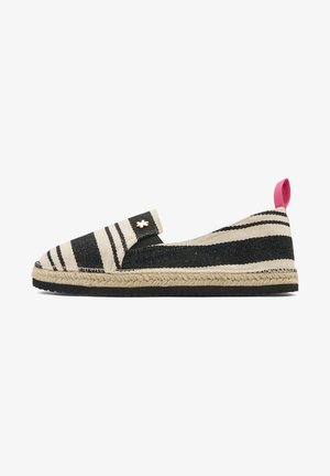 Schwarz-weiß gestreifte Espadrilles mit einem gewebten Textil-Obermaterial, geflochtener Jutesohle und rosa Akzent an der Ferse. Schlupfdesign ohne Verschlüsse.