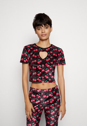 Top cropped preto com mangas curtas e um corte em forma de coração, apresentando padrões de cerejas vermelhas brilhantes e detalhes verdes por toda a peça.