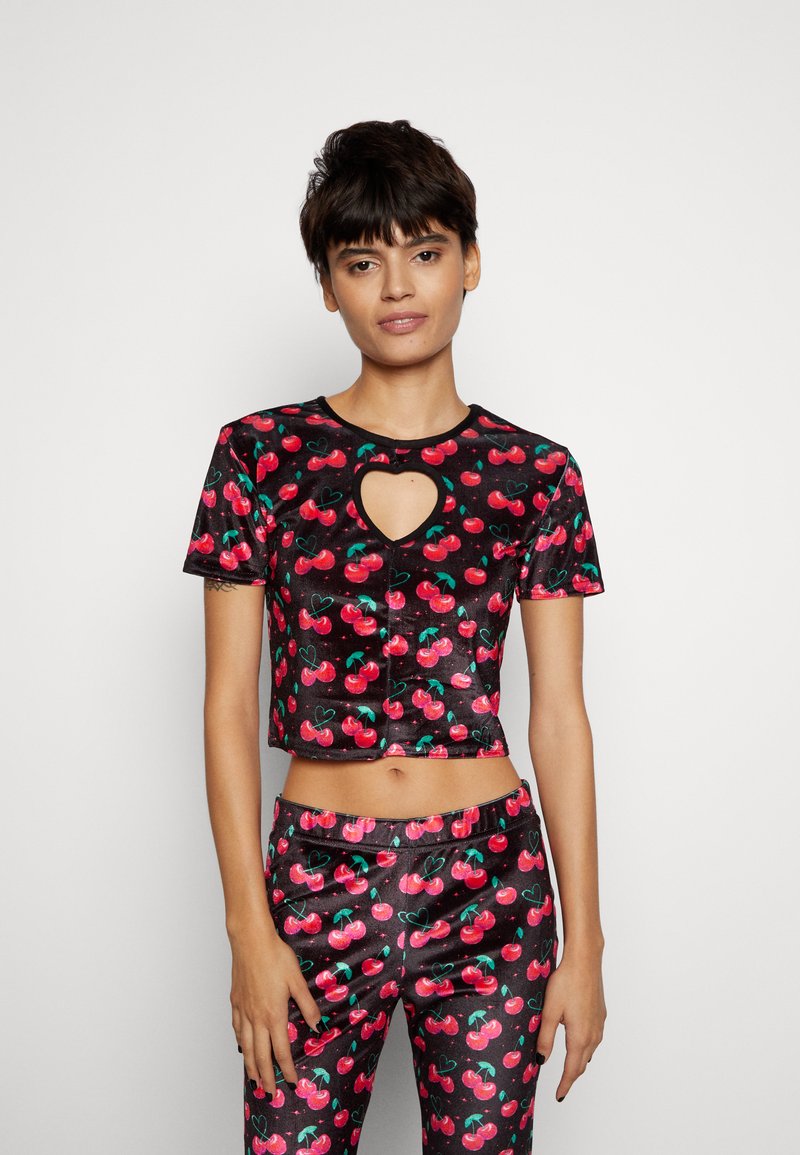 Top cropped preto com mangas curtas e um corte em forma de coração, apresentando padrões de cerejas vermelhas brilhantes e detalhes verdes por toda a peça.