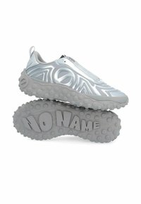 Silberne Sportschuhe mit einem glatten, synthetischen Obermaterial, das ein geometrisches Muster aufweist, einer Gummisohle mit abgerundeten Stollen und einem auffälligen "NO NAME"-Logo.