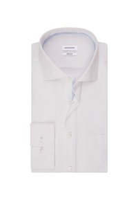 Biała koszula z gładkiego materiału, z zagiętym kołnierzykiem, zapięciem na guziki oraz jedną kieszonką na piersi. Jasnoniebieski kontrast w kołnierzyku wewnętrznym.