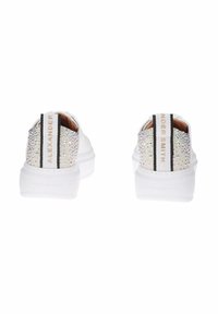 Sneakers bianche in pelle, con un retro scintillante con un motivo di strass, dettagli neri e nome del marchio impresso.
