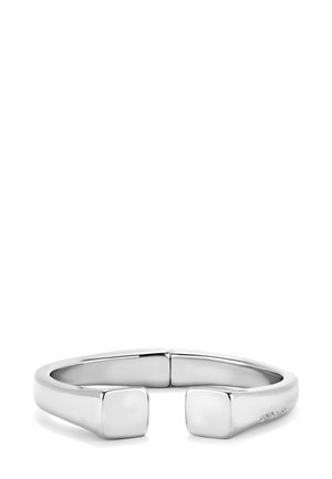 Pulsera de brazalete abierta de plata con un acabado suave y pulido y extremos cuadrados. Presenta un diseño minimalista y bordes redondeados para mayor comodidad.