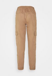 Pantalon cargo beige avec taille et poignets élastiques, deux poches arrière passepoilées et poches latérales à rabat sur fond blanc.