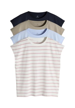 Fire kortærmede crew neck shirts stablet, farver fra top til bund: hvid med tynde røde striber, lyseblå, beige og mørk marineblå.