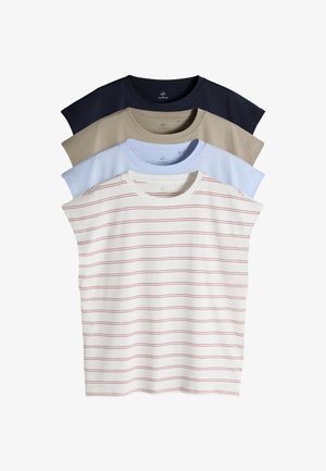 Vier T-shirts met korte mouwen en een ronde hals gestapeld, kleuren van boven naar beneden: wit met dunne rode strepen, lichtblauw, beige en donker marineblauw.