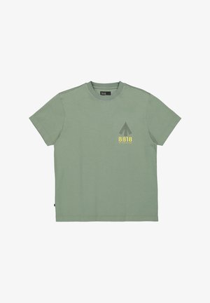 Grünes T-Shirt mit kurzen Ärmeln und Rundhalsausschnitt, mit kleinem dunkelgrünem Pfeil und gelbem Text "BB18 Butcher of Blue" auf der linken Brust.