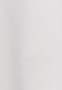 Witte stof, gladde textuur, iets kreukelige oppervlakte, uniforme kleur zonder patronen of accenten, lichte en zachte uitstraling.