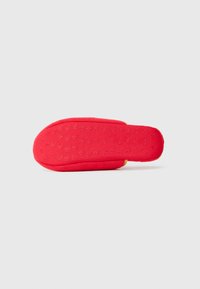 Rode slipper met een zachte, textuurachtige bovenkant en een gemusterde rubberen zool. Heeft een gele accent bij de hiel voor extra detail.