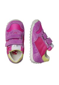 Scarpe per bambini, realizzate in suede rosa brillante e rete, con una suola in gomma bianca, doppie cinghie in Velcro e accenti gialli.