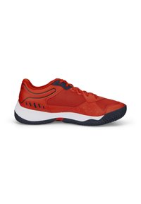 Zapatilla deportiva roja con paneles de malla, diseño de cordones y acentos en marino contrastantes. Cuenta con una suela de goma texturizada y perforaciones para la transpirabilidad.