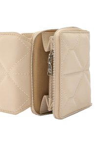 Beżowy pikowany portfel z srebrnym zamkiem błyskawicznym i przeszyciem. Wnętrze charakteryzuje gładka podszewka oraz zorganizowane sekcje na karty i gotówkę.