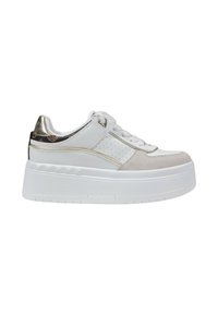 Sneakers bianchi con piattaforma, realizzate in pelle liscia, con accenti in camoscio e dettagli metallici sul retro, presentano elementi di design perforati.
