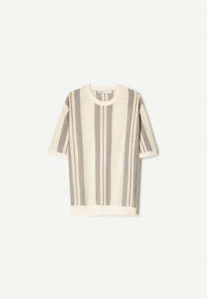 Top in maglia a maniche corte di colore crema con strisce verticali grigie, dotato di scollatura rotonda e tessuto testurizzato e traspirante.