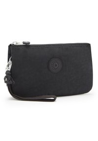 Portafoglio nero con zip, realizzato in tessuto texture, dotato di una toppa rotonda con logo, accessori in argento e un cinturino per il polso. Forma compatta e rettangolare.