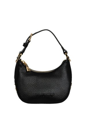 Borsa a tracolla in pelle nera con finitura texturizzata, zip dorata e dettaglio del logo. Presenta una forma arrotondata e una tracolla corta.
