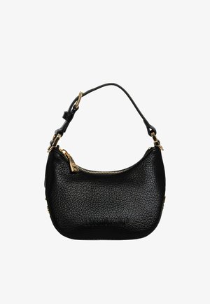 Borsa a tracolla in pelle nera con finitura texturizzata, zip dorata e dettaglio del logo. Presenta una forma arrotondata e una tracolla corta.