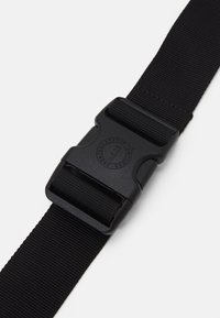 Czarny regulowany splatany pasek z plastikowym zapięciem na boczną klamrę na białym tle.