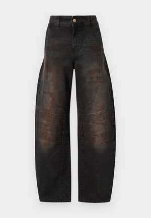 Zwarte denim broek met wijde benen, voorzien van een vervaagde textuur, zichtbare stikseldetails en een uniek gebogen paneelontwerp. Voorzijde met knoopsluiting.
