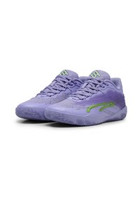 Lila Sportschuhe mit strukturiertem Obermaterial, kontrastierenden grünen Akzenten, Schnürsenkeln und einer gemusterten Gummisohle für Trittfestigkeit.
