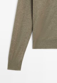 Olivgrüner Strickpullover mit langen Ärmeln und geripptem Saum. Der Stoff hat eine weiche Textur mit einem dezenten Muster.