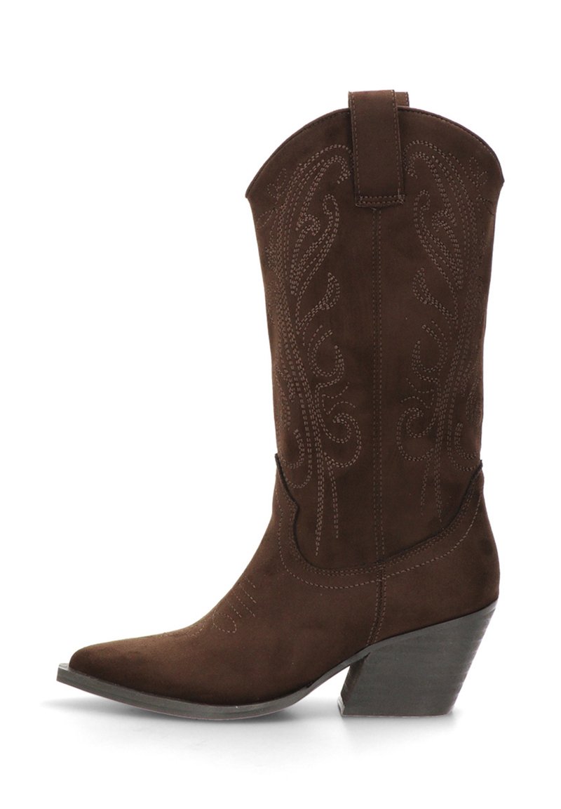 Botas de vaquero de ante marrón con patrones decorativos cosidos, punta puntiaguda, tira de tiro y tacón apilado en ángulo.
