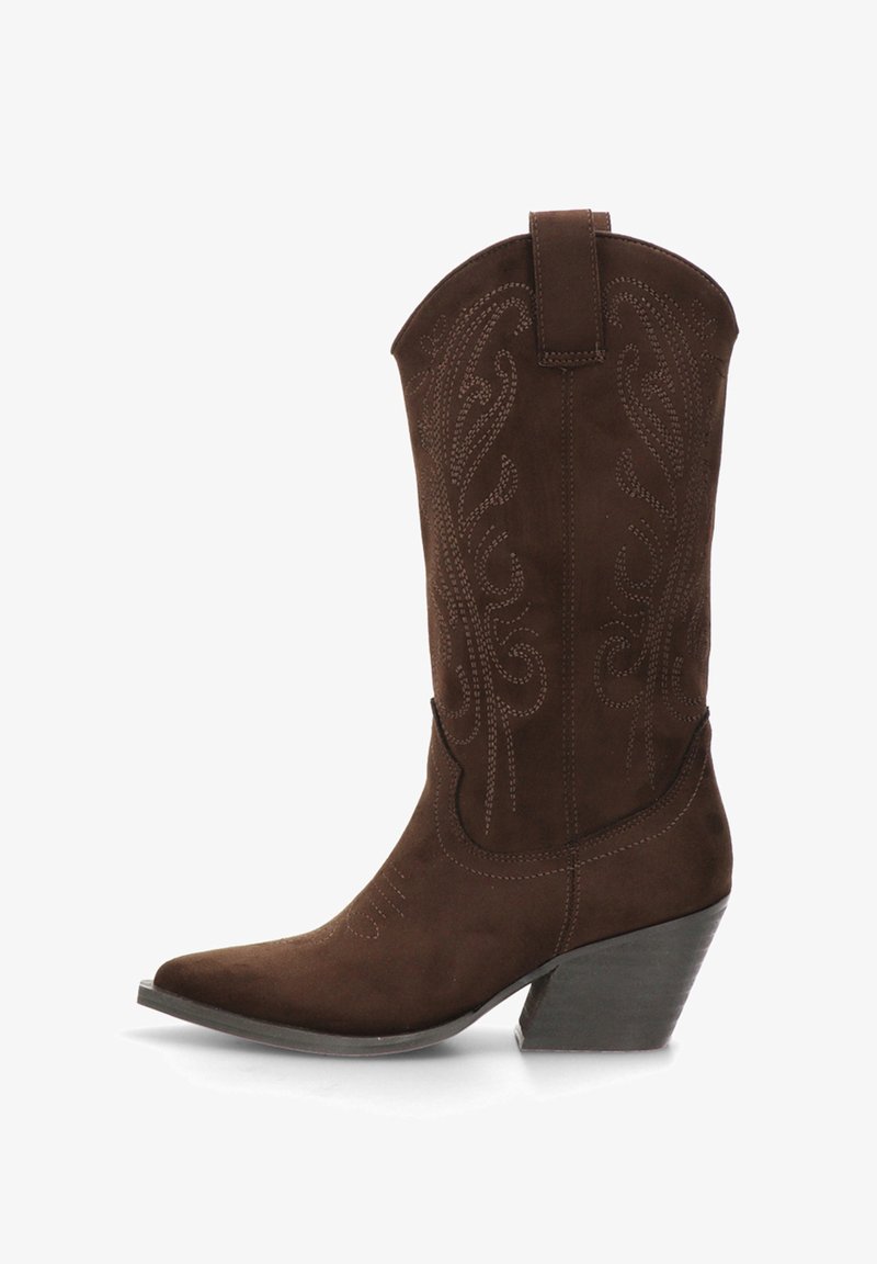 Botas de vaquero de ante marrón con patrones decorativos cosidos, punta puntiaguda, tira de tiro y tacón apilado en ángulo.