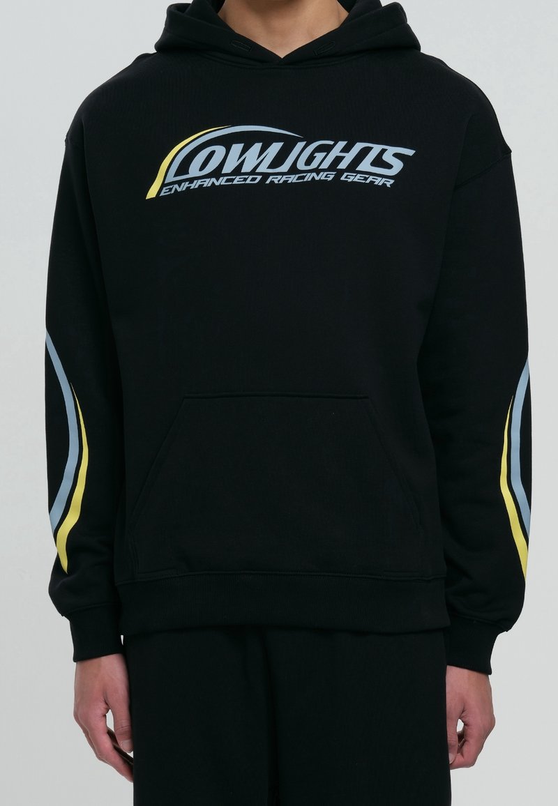 Czarna bluza z kapturem z napisem "LOWLIGHTS ENHANCED RACING GEAR". Charakteryzuje się niebieskimi i żółtymi ukośnymi akcentami na rękawach. Z przodu kieszeń kangurkowa.