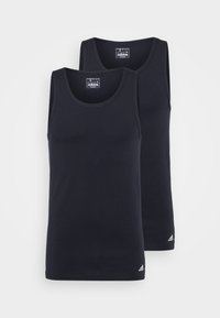 Zwei dunkelblaue Tanktops aus Baumwolle, mit Rundhalsausschnitt und minimalistischem Design, mit kleinen weißen Adidas-Logos am Saum.