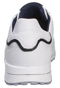 Weiße Ledersneaker mit strukturiertem Finish, versehen mit wellenförmigen schwarzen Akzenten an der Ferse und einer robusten weißen Sohle mit Profil.