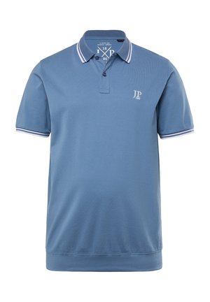 Modrá polo košile s krátkým rukávem vyrobená z měkké látky. Obsahuje klasický límec se dvěma knoflíky a kontrastní bílé pruhy na límci a rukávech.