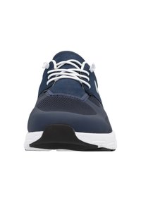 Baskets de sport marine avec une tige respirante, lacets blancs et semelle noire. Présente un bout rond et des détails texturés sur les côtés.