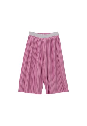 Różowe plisowane szersze spodnie culottes z szeroką srebrną brokatową gumą w pasie, sięgające do kolan, wykonane z lekkiego materiału.