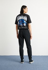 adidas Originals Träningsbyxor - black