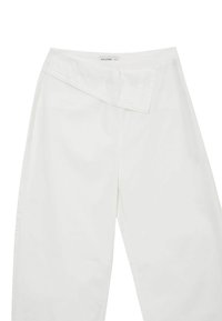 Pantalons blancs à jambe large en tissu mélange coton. Caractéristiques d'une coupe décontractée avec une ceinture asymétrique et des détails de couture minimalistes.
