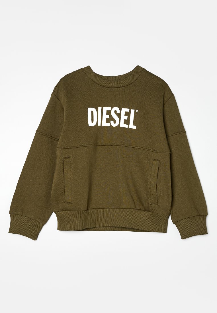 Oliwkowy sweatshirt z długimi rękawami, ściągaczami na mankietach i dolnej krawędzi. Z przodu znajduje się białe logo "DIESEL" na piersi oraz dwie boczne kieszenie.