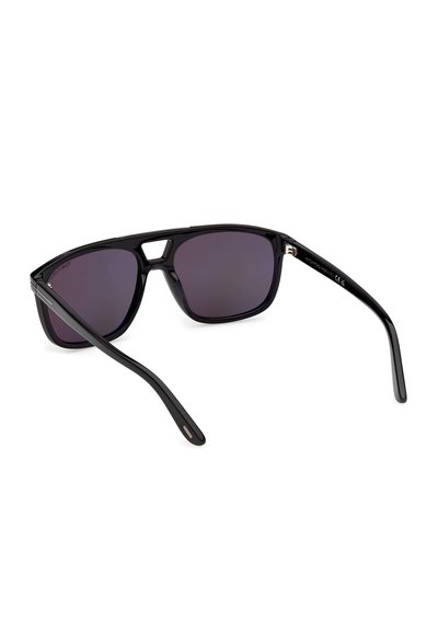 Lunettes de soleil rectangulaires noires avec des verres teintés foncés et un pont solide, vues légèrement en angle par l'arrière.
