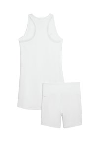 T-shirt desportivo branco sem mangas e calções combinando. A t-shirt apresenta um design de costas nadador; os calções têm uma cintura elástica. Textura lisa, design minimalista.