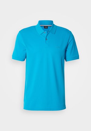 Tirkīza polo krekls, izgatavots no kokvilnas, ar divu pogu plāksni, īsām piedurknēm un diskretā logotipa izšuvumu uz krūtīm.