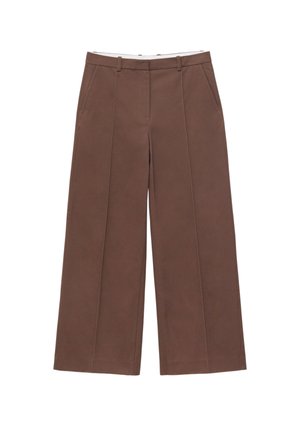 Hnedé široké nohavice s prednými švami, bočnými vreckami, pútkami na opasok a skrytým predným zapínaním, zobrazené na bielom pozadí.