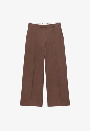 Brązowe spodnie o szerokich nogawkach z przednimi przeszyciami, bocznymi kieszeniami, szlufkami na pasek oraz ukrytym zapięciem z przodu, pokazane na płasko na białym tle.