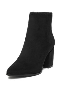 Czarne zamszowe botki za kostkę z ostrym noskiem i kwadratowym obcasem. Posiadają gładką fakturę i subtelne detale w postaci przeszyć. Zapięcie na zamek z tyłu.