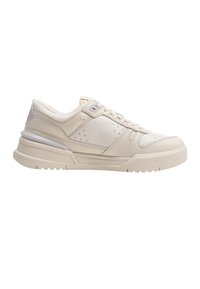 Beige sneakers med lavt skaft, perforerte sidepaneler, lisser foran, polstret krage og tykk gummisåle med mønster.