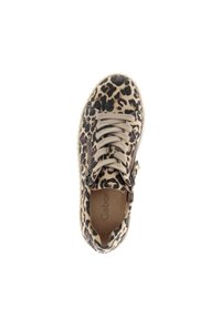 Enkele sneaker met luipaardprint, beige veters en een zijkant rits, van bovenaf bekeken op een witte achtergrond.