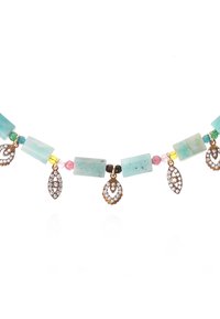 Collier en ton aqua composé de perles en pierre rectangulaires, rehaussé de perles facettées roses et vertes, avec des pendentifs en métal doré en forme de feuille ornés de strass transparents.