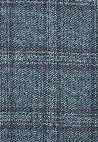 Blaues Karostoffdesign mit einer strukturierten Webart und orangefarbenen sowie blauen Linien. Das Muster umfasst Quadrate und Rechtecke in unterschiedlichen Größen.