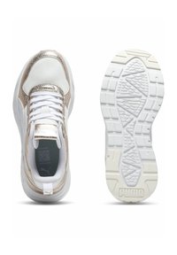 Weiße Sportschuhe mit metallischen roségoldenen Akzenten, Obermaterial aus Mesh und strukturierter Gummisohle. Ausgestattet mit Schnürsenkeln und einem Markenetikett auf der Zunge.